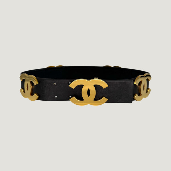希少CHANEL ノベルティ海外限定のブラック バレッタ文字ゴールド CHANEL BELT – la boutique PARIS